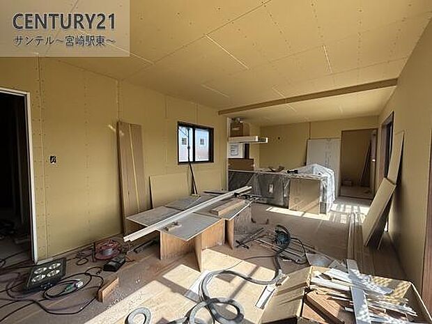 【建築中】明るく、落ち着きのあるリビング♪ダイニングスペースも含めてゆとりのあるスペースで、ご家族でお食事や団らんしたり、ゆったりとしたご家族の時間を過ごせます♪家具家電もついております!