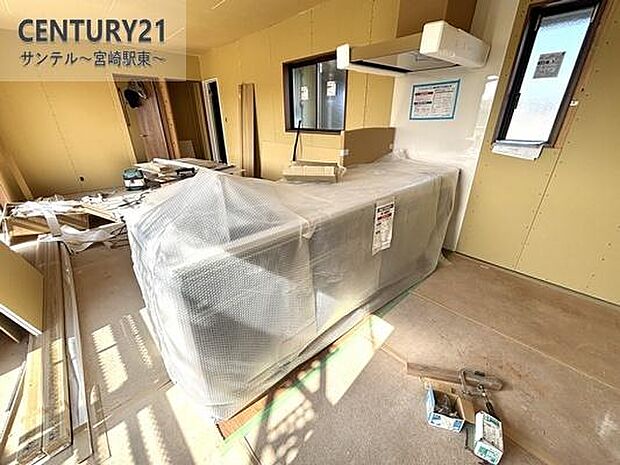 【建築中】カウンターキッチンからリビングにいるご家族やお子様の様子が見えるので、コミュニケーションがとりながら、ご家族の大切な時間を共有できるキッチンです♪キッチン横にはパントリーがあります!
