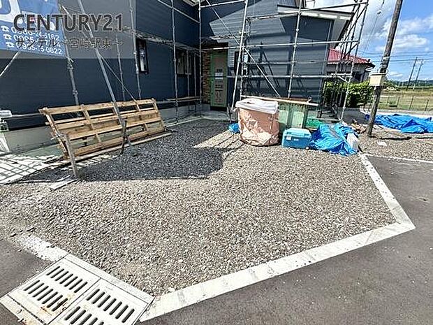 駐車場は3台駐車可能!※車種による。スペースも広く駐車が苦手な方でも楽に駐車可能です(^^♪