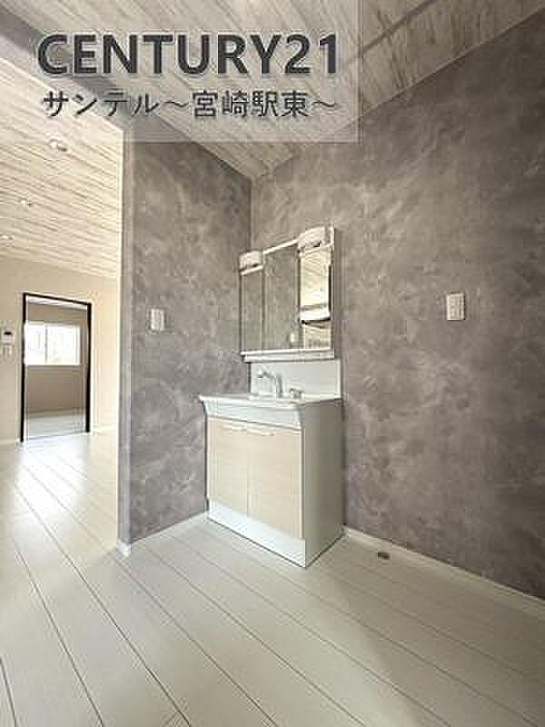 広々洗面脱衣所♪洗面化粧台は収納付きの大きな鏡が付いています♪朝のお忙しい時間帯でも三面鏡の洗面台ならお出かけ前のご準備も手助けしてくれること間違いなし♪※色や配置の相違がある場合がございます。