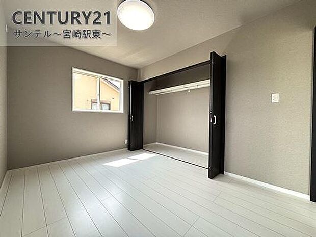 ベッドや勉強机の配置がしやすい洋室です。※色や配置の相違がある場合がございます。