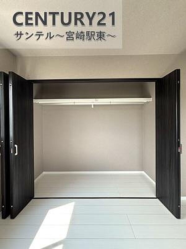 5.5帖の寝室です♪大きな寝具などを置いてもゆとりのありデスクなどを置いたりして趣味なども楽しめます♪しっかり日が差し込みますので気持ちの良い目覚めができる素敵な寝室になります♪