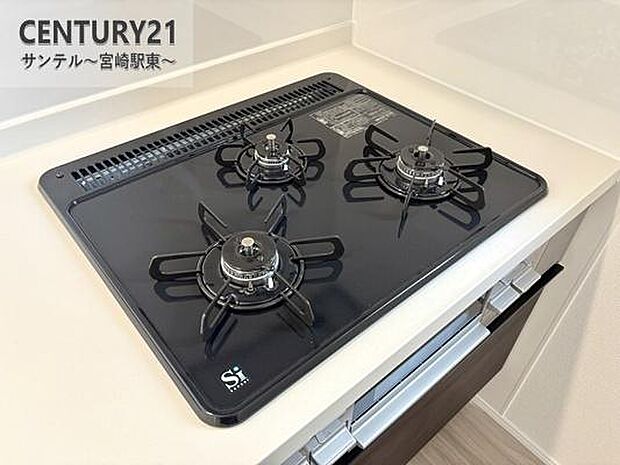 3口のガスコンロとグリルが付いております♪