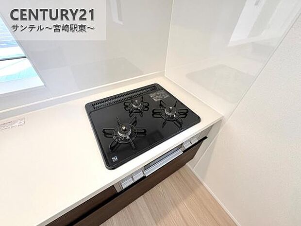 3口のガスコンロとグリルが付いております♪