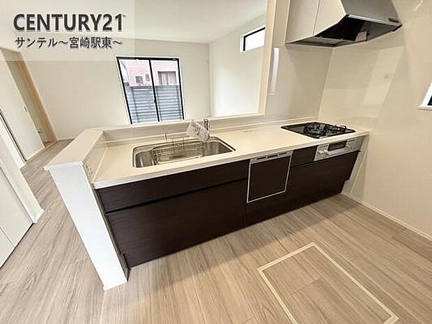 カウンターキッチンからリビングにいるご家族やお子様の様子が見えるので、コミュニケーションがとりながら、ご家族の大切な時間を共有できるキッチンです♪※色や配置の相違がある場合がございます。