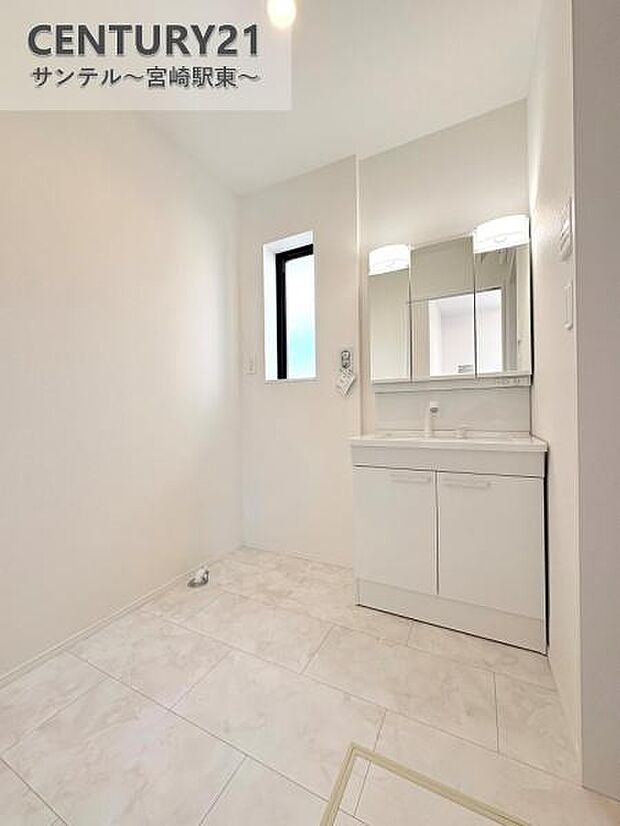 広々洗面脱衣所♪洗面化粧台は収納付きの大きな鏡が付いています♪朝のお忙しい時間帯でも三面鏡の洗面台ならお出かけ前のご準備も手助けしてくれること間違いなし♪※色や配置の相違がある場合がございます。