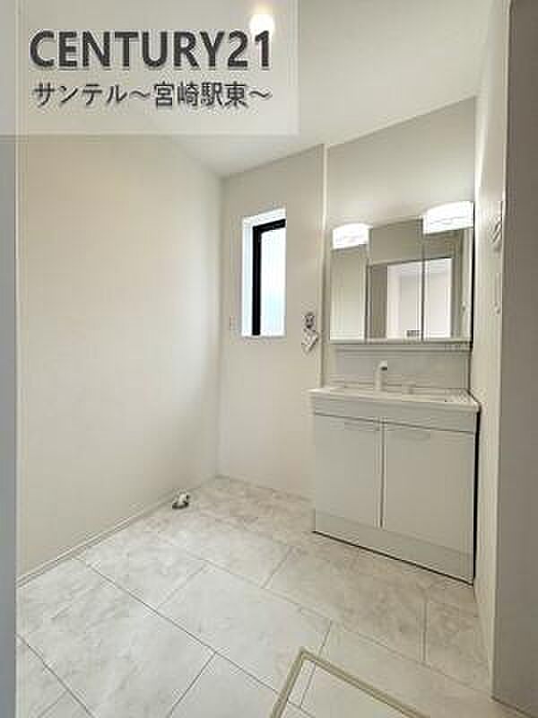 広々洗面脱衣所♪洗面化粧台は収納付きの大きな鏡が付いています♪朝のお忙しい時間帯でも三面鏡の洗面台ならお出かけ前のご準備も手助けしてくれること間違いなし♪※色や配置の相違がある場合がございます。
