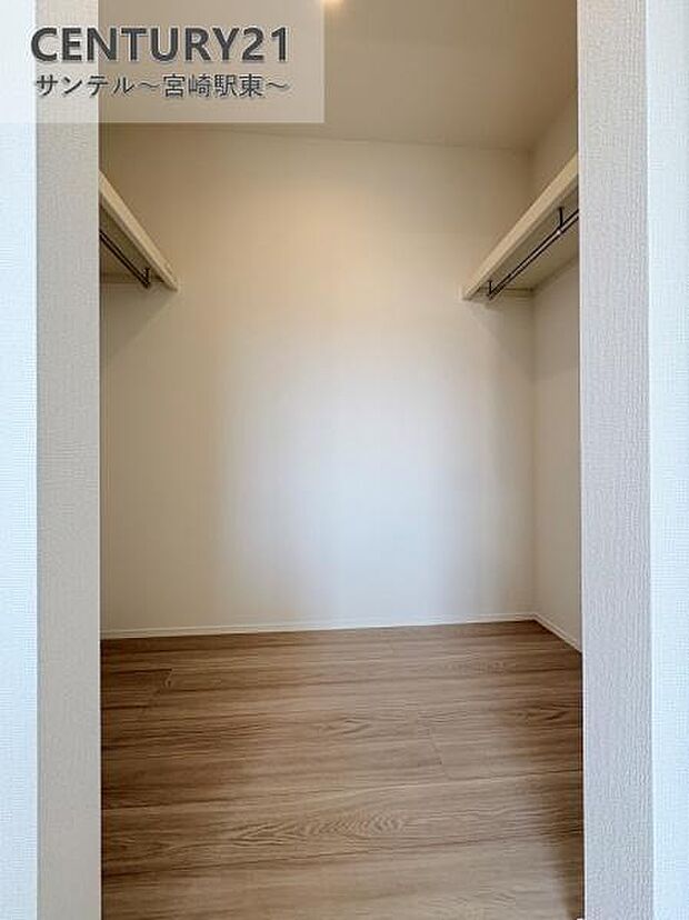 洋室のウォークインクローゼットです♪お洋服などもたっぷり収納できるウォークインクローゼット♪衣装ケースも入るので、衣替えのシーズンが来ても、スムーズにお洋服などの整理ができます♪