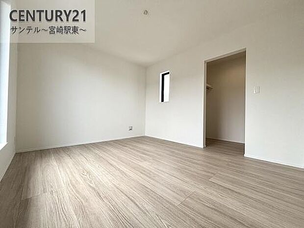 主寝室にいかがでしょうか♪日当たり、風通し良好です(^^♪大容量のクローゼットも完備しております!