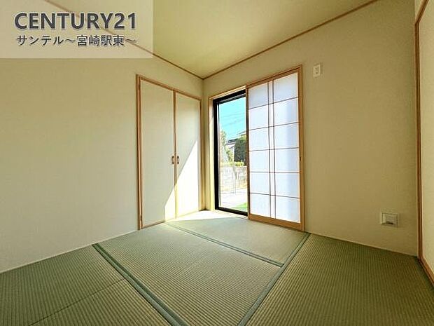 和室です♪リビング横に和室があることで和と洋の雰囲気を味わえ素敵な空間を演出でき、お子様の遊び部屋や客間としても利用できます♪