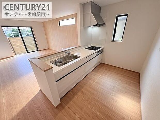 カウンターキッチンからリビングにいるご家族やお子様の様子が見えるので、コミュニケーションがとりながら、ご家族の大切な時間を共有できるキッチンです♪※色や配置の相違がある場合がございます。