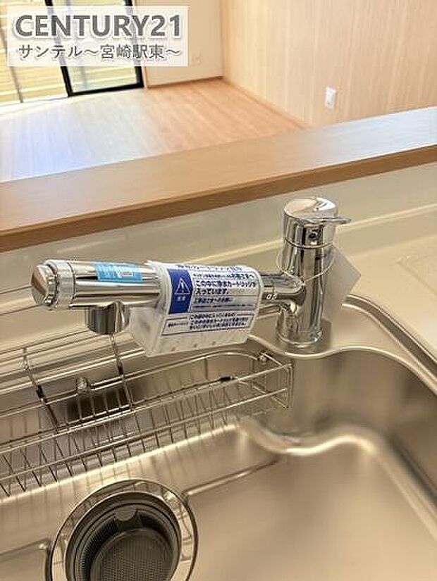 (同仕様写真)浄水器です。ワンタッチで浄水・原水の切り替えが可能です!