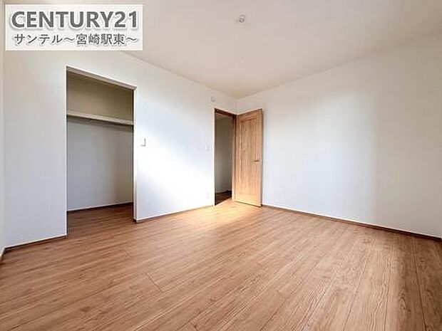 (同仕様写真)洋室※床色、建具の色が異なる場合がございます。便利な収納付き。限られた空間を有効活用でき、お部屋を広くすっきり使えます。