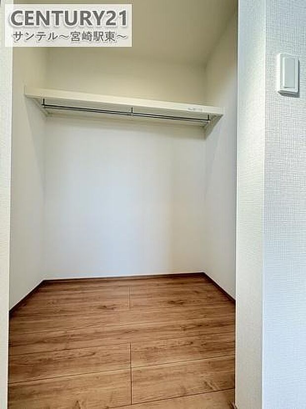 (同仕様写真)容量に余裕のあるクローゼットです!ご夫婦のお洋服などを入れても十分な収納量♪※内装の色合いや設備仕様が実際と異なる場合がございます。