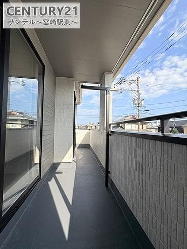 (同仕様写真)バルコニー屋根付きのインナーバルコニーです!急な雨にも安心ですね♪