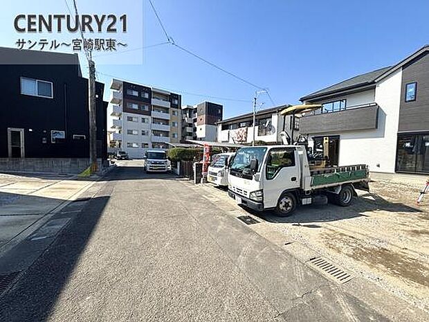 南東側前面道路です♪