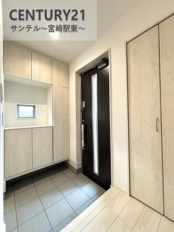 (同仕様写真)玄関 シューズボックスがあり、玄関を綺麗に整頓出来ます。※床、建具の色が異なる場合がございます。