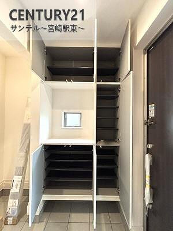 (同仕様写真)玄関 シューズボックスがあり、玄関を綺麗に整頓出来ます。※床、建具の色が異なる場合がございます。