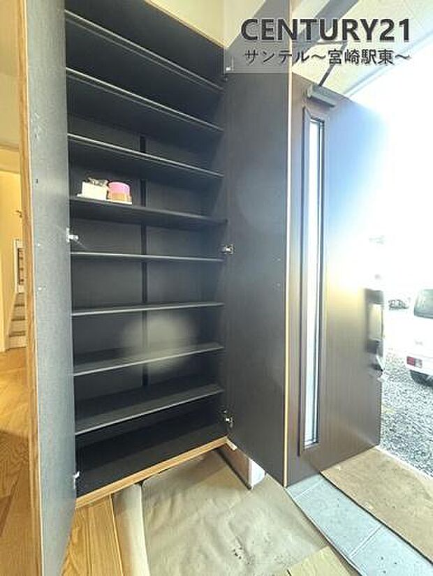 玄関にはシューズクローゼットも完備しております!