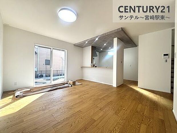 リビングは家具が配置しやすい造りになっております。家族が集まる場所だからこそ、こだわりの家具を置きたいですよね(^^♪勾配天井の為解放感がありますね!