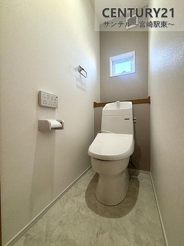 1階のトイレ♪換気できる小窓付きのトイレです!温水洗浄暖房便座でございます(^^♪