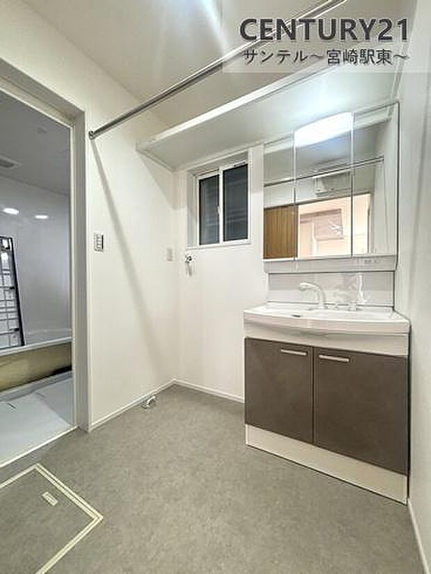 洗面化粧台は収納付きの三面鏡になってます♪朝のお忙しい時間帯でも三面鏡の洗面台ならお出かけ前のご準備も手助けしてくれること間違いなし♪