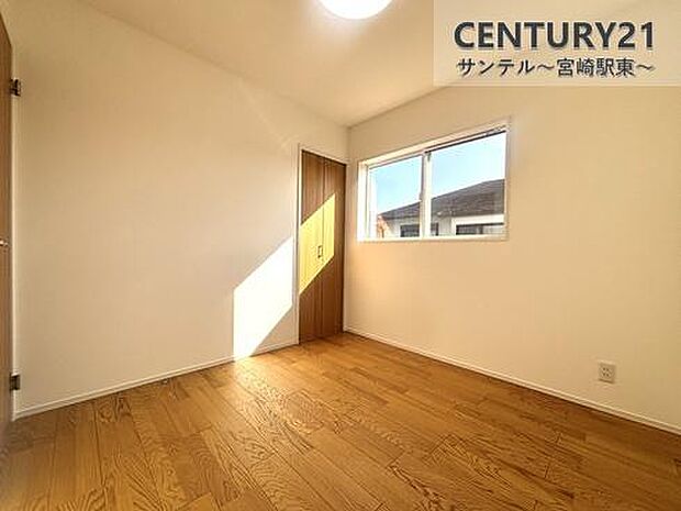 余裕のある洋室です！日当たり、風通し良好です(^^♪クローゼット収納も完備しております！