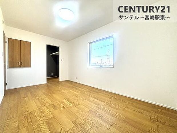 2Fの洋室です。日当たりが良く風通しも良好です。