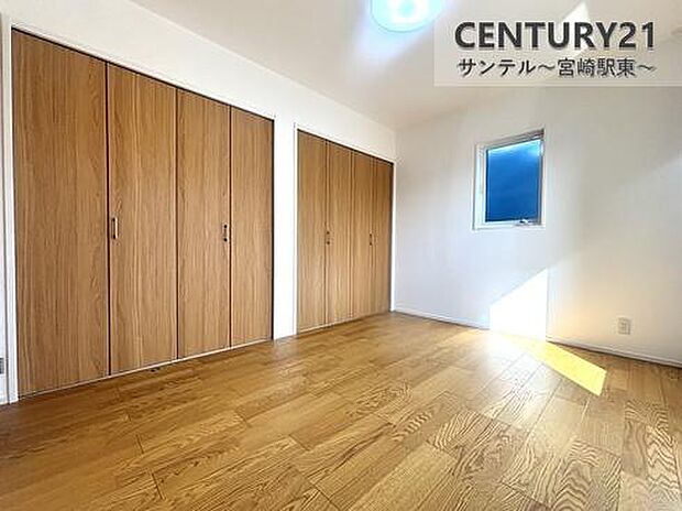 余裕のある洋室です!主寝室にいかがでしょうか♪日当たり、風通し良好です(^^♪大容量のクローゼット収納も完備しております!