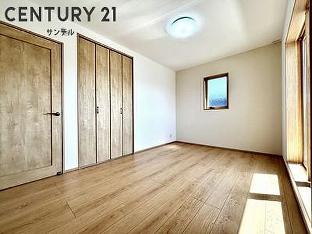 2Fの洋室です。日当たりが良く風通しも良好です。