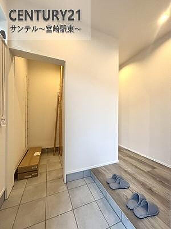 明るい玄関(^^♪容量にも余裕のあるシューズボックス完備しております！