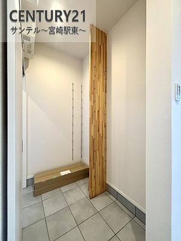 シューズボックス付きで、家族全員の靴もすっきり収納。玄関まわりが片づきやすく、いつでも気持ちよくお客様を迎えられます。