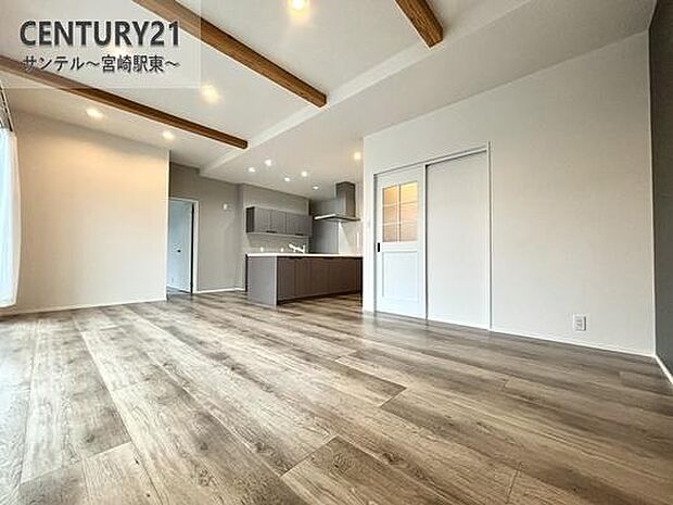 19.7帖の広々としたリビング♪カウンターキッチンからリビングにいるご家族やお子様の様子が見えるので、コミュニケーションがとりながら、ご家族の大切な時間を共有できるリビングスペースです♪