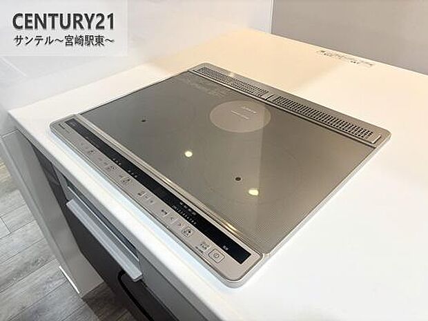 IHクッキングヒーター3口コンロ、グリル付です。