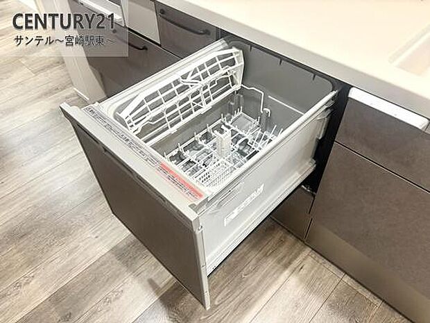 ビルトイン食洗機付きで、食後の家事時間を短縮。手荒れ防止や節水にもつながり、忙しい毎日にうれしい設備です。