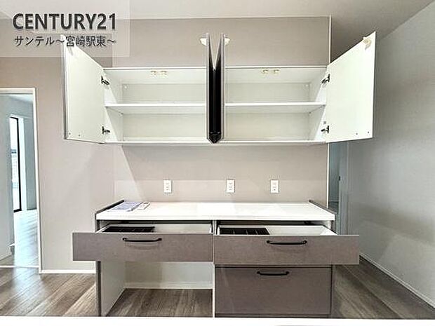 大容量のカップボードを備えたキッチン。食器や家電をすっきり収納でき、使いやすく動線もスムーズです。