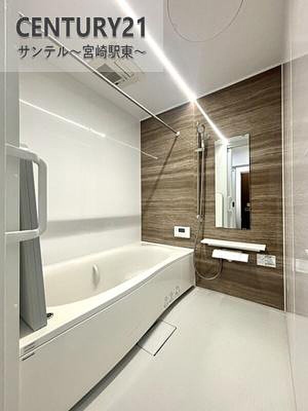 落ち着いた色合いでゆったりくつろげる浴室。窓付きで換気もしやすく、清潔感を保ちやすい空間です。一日の疲れを癒すリラックスタイムにぴったり。