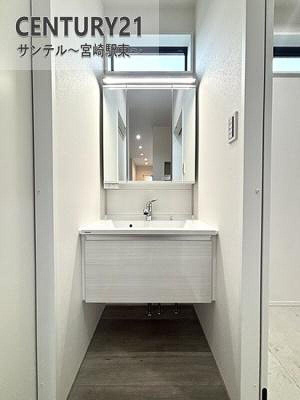 洗面化粧台は収納付きの大きな鏡があります♪三面鏡の洗面台ならお出かけ前のご準備も手助けしてくれます♪