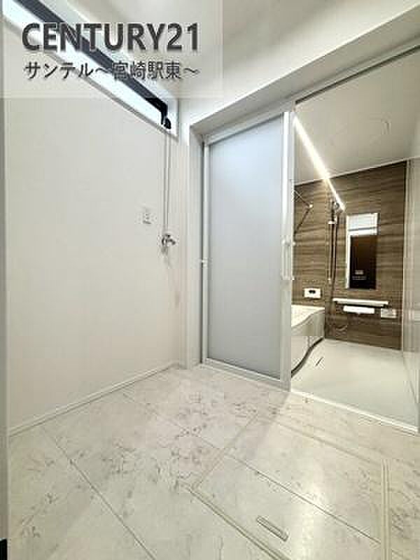 脱衣所と洗面台がそれぞれ独立している為、どなたかが入浴中でも気にせず洗面台化粧台を使用できます！