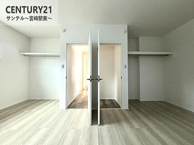 洋室のクローゼットです！ご家族様、皆様の洋服などを整理しやすい仕様の収納です。