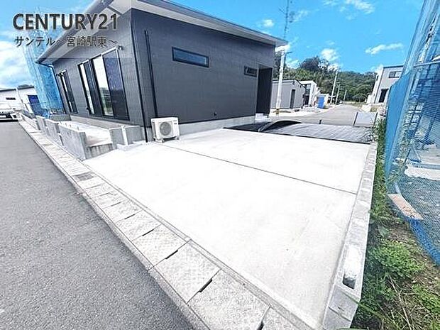 駐車場は3台駐車可能！※車種による。スペースも広く駐車が苦手な方でも楽に駐車可能です(^^♪日当たり良好！