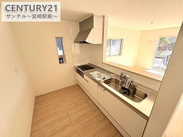 IH3口コンロで同時調理も快適!カウンターキッチンで会話を楽しみながら料理ができる理想の空間。