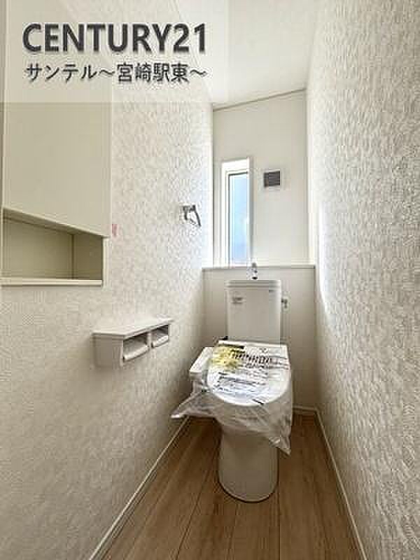 トイレに便利な収納棚付き。トイレットペーパーや掃除道具もすっきり収まり、見た目も清潔!