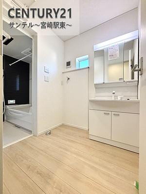 三面鏡付き洗面所で身だしなみもバッチリ。鏡の裏は収納スペースでスッキリ整理。