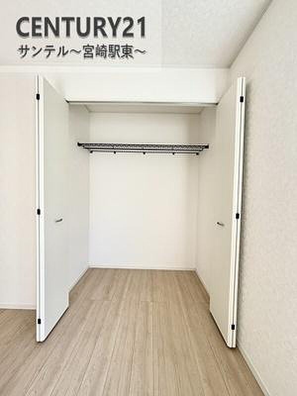 寝室のクローゼットで、季節ごとの衣類もまとめて収納。整理整頓がラクラク。