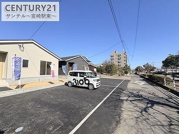 駐車場は3台駐車可能!※車種による。スペースも広く駐車が苦手な方でも楽に駐車可能です♪