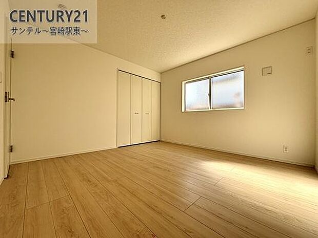 主寝室には大容量クローゼット付き。収納充実でお部屋がすっきり片付きます。