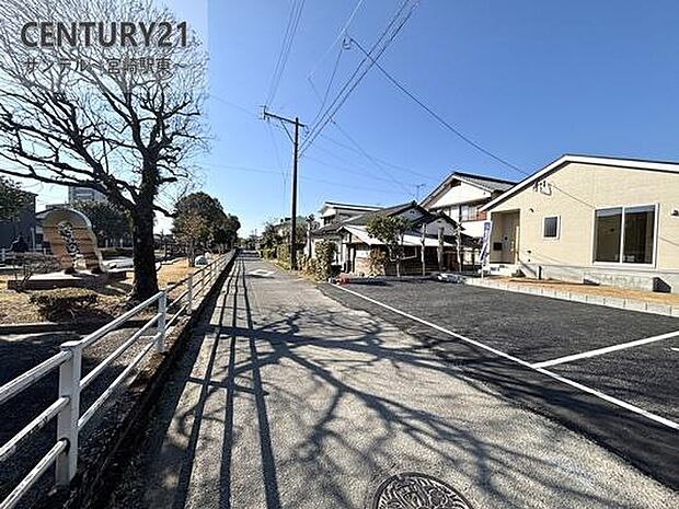 南側の前面道路の写真です♪