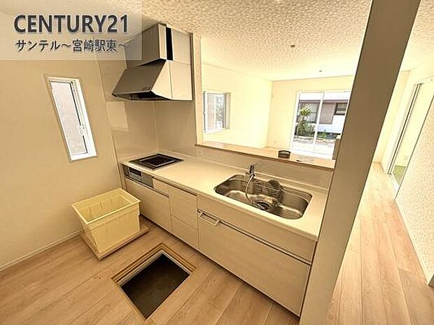 IH3口コンロで同時調理も快適！カウンターキッチンで会話を楽しみながら料理ができる理想の空間。