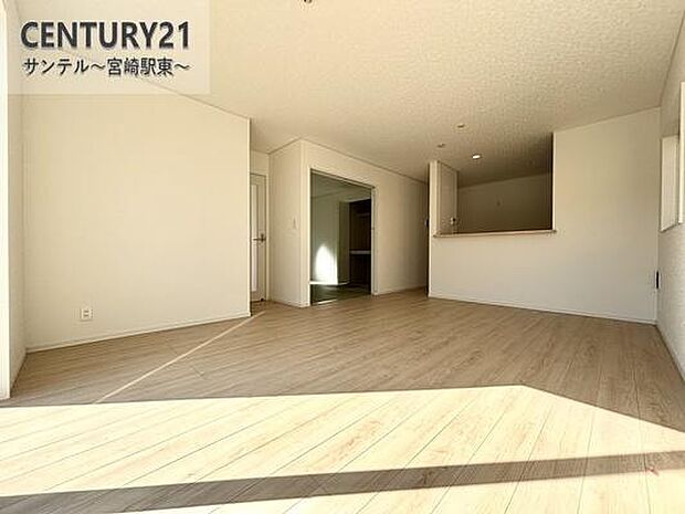 リビングです♪明るく、落ち着きのあるリビング♪ダイニングスペースも含めてゆとりのあるスペースで、ご家族でお食事や団らんしたり、ゆったりとしたご家族の時間を過ごせます♪